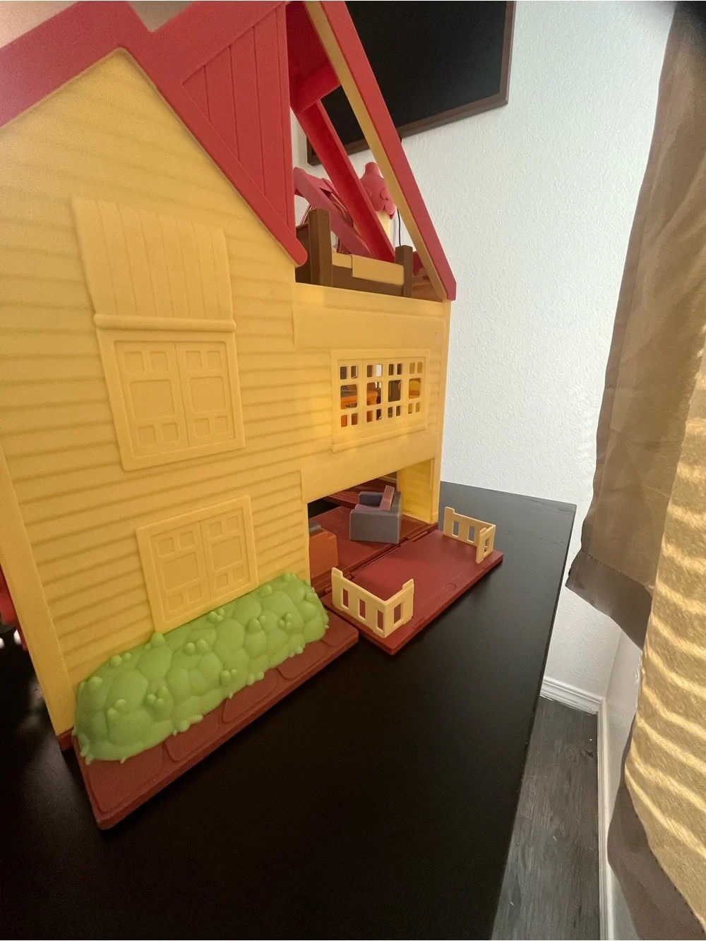 Bluey Playhouse & Figures Set - Pink and Yellow Playhouse with Vehicles